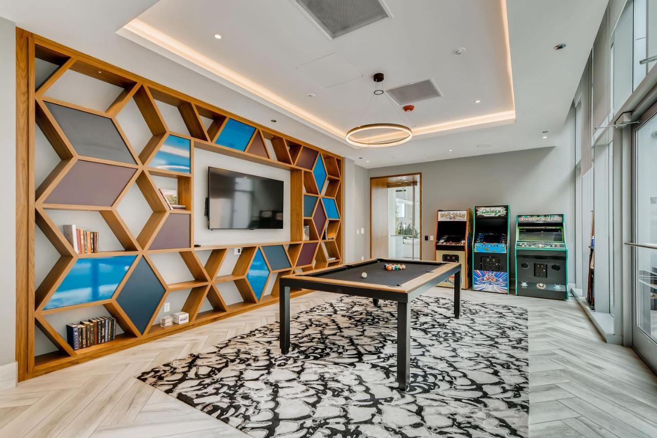 Sentral Michigan Avenue Apart otel Chicago Dış mekan fotoğraf The game room at the 2018 Student Union