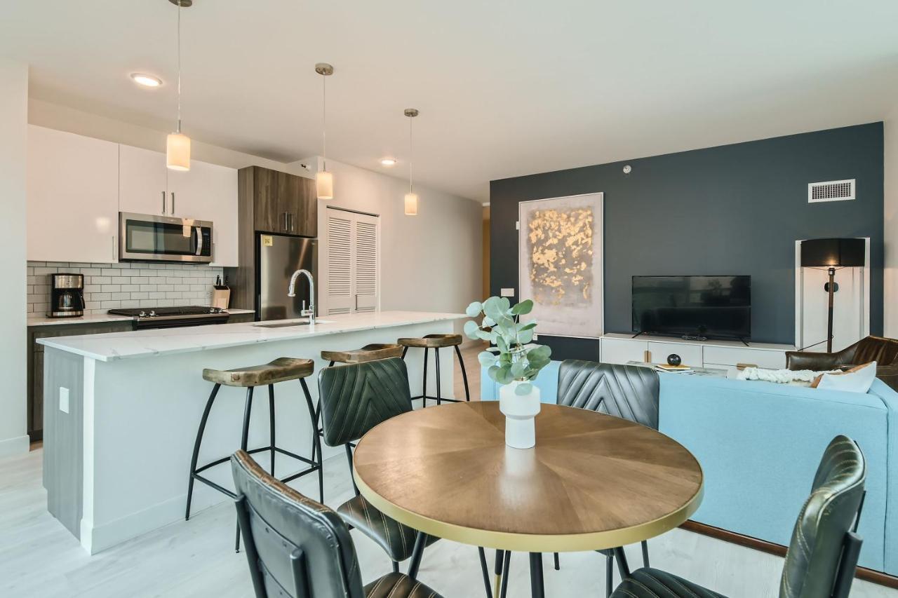 Sentral Michigan Avenue Apart otel Chicago Dış mekan fotoğraf A staged home for sale in the United States