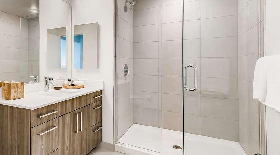 Sentral Michigan Avenue Apart otel Chicago Dış mekan fotoğraf A shower with a glass door