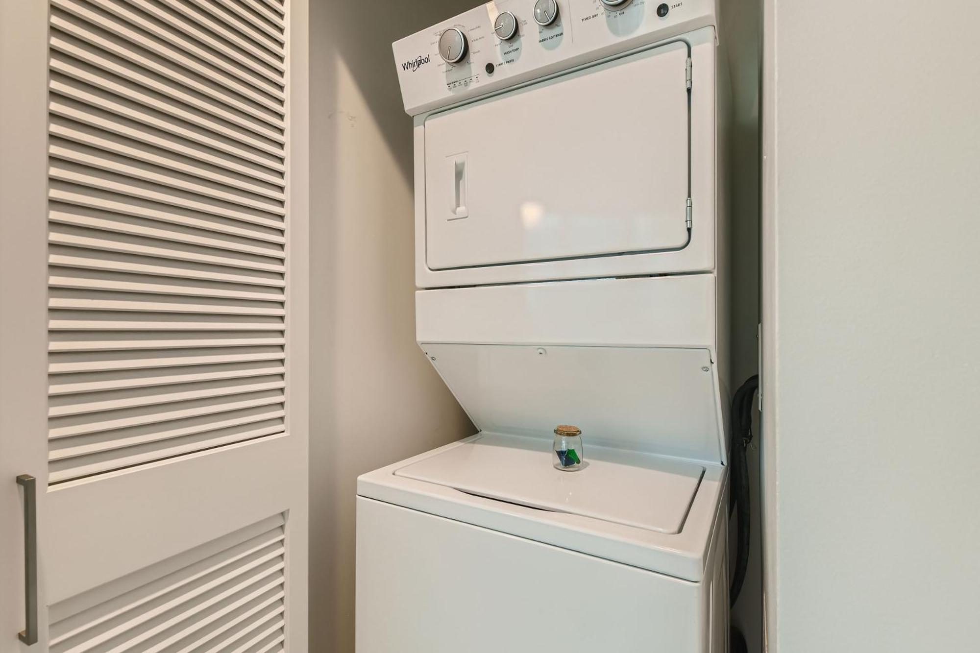 Sentral Michigan Avenue Apart otel Chicago Oda fotoğraf A stacked washer and dryer