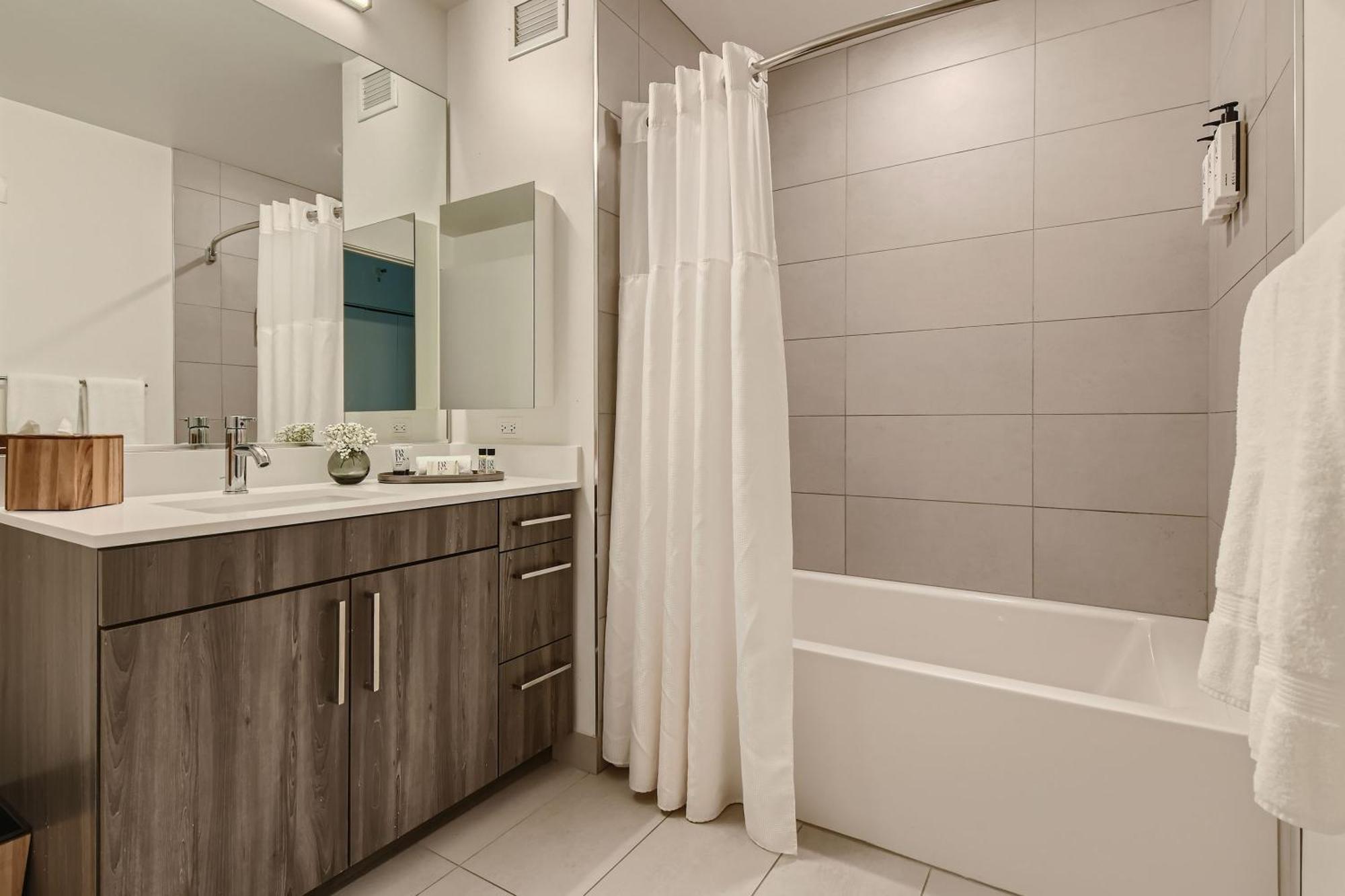 Sentral Michigan Avenue Apart otel Chicago Oda fotoğraf A modern bathroom with a shower curtain